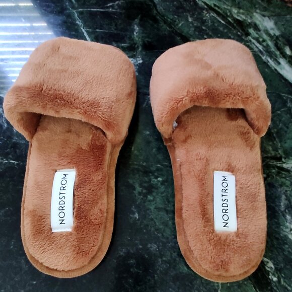 NEW Nordstrom Luxury Bronze Tan Plush Faux Fur Slippers Small - Picture 5 of 9